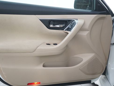 Used 2014 Nissan Altima 2.5 SV w/ Convenience Package image 17