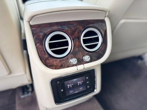 Used 2017 Bentley Bentayga image 22