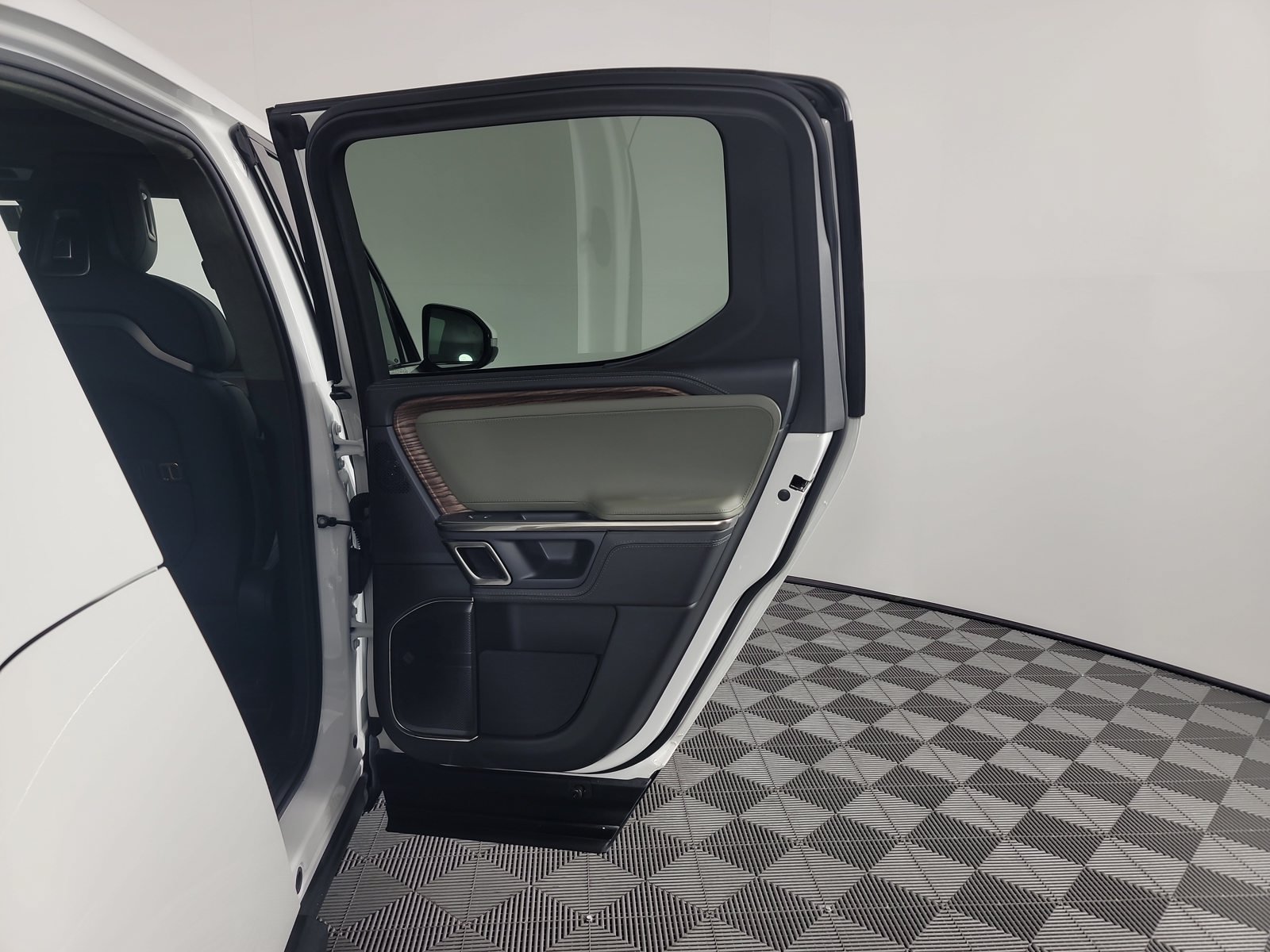 Used 2023 Rivian R1T Adventure Dual AWD/4WD image 19