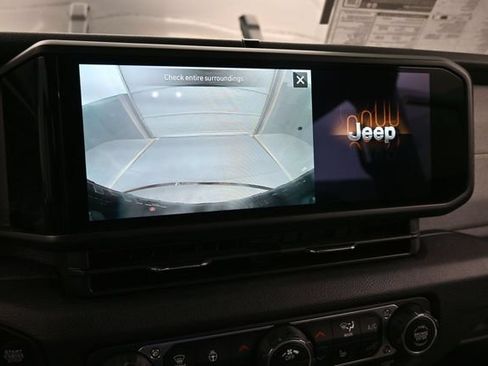 Used 2024 Jeep Wrangler Unlimited AWD/4WD image 35