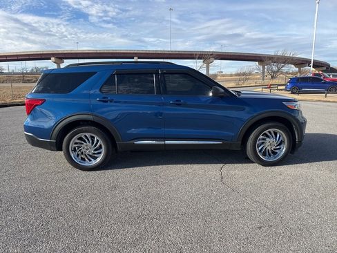 Used 2020 Ford Explorer XLT w/ Equipment Group 202A image 3