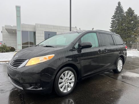 Used 2012 Toyota Sienna LE image 2