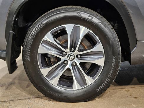 Certified 2024 Toyota Highlander XLE AWD/4WD image 17
