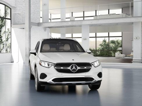Used 2025 Mercedes-Benz GLC 300 4MATIC image 8