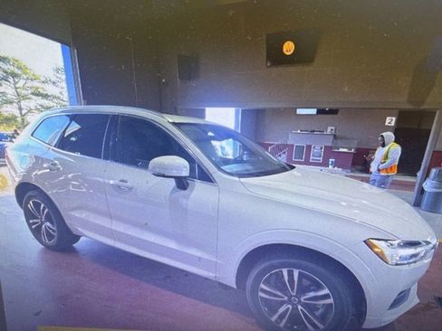 Used 2020 Volvo XC60 T5 Momentum w/ Protection Package image 3