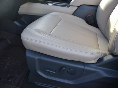 Used 2023 Ford Expedition XLT image 7