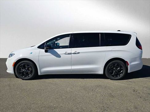 Used 2024 Chrysler Pacifica Limited FWD image 6