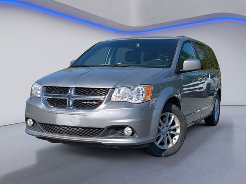 Used 2019 Dodge Grand Caravan SXT image 2