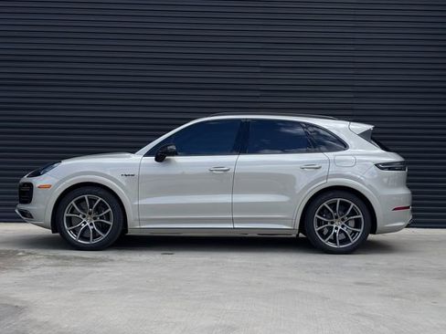 Certified 2022 Porsche Cayenne Turbo S AWD/4WD image 2