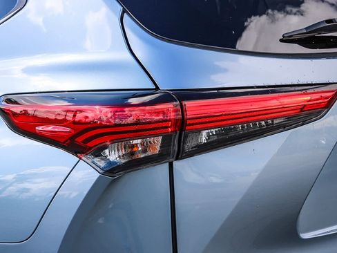 Used 2021 Toyota Highlander LE image 7