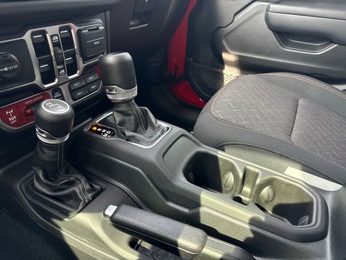 Used 2024 Jeep Gladiator Mojave w/ Technology Group AWD/4WD image 22