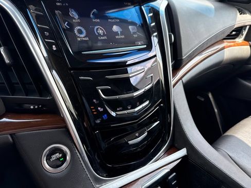 Used 2019 Cadillac Escalade Luxury AWD/4WD image 18