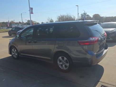 Used 2020 Toyota Sienna L image 7