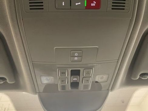 Certified 2025 Volkswagen Taos SE w/ Panoramic Sunroof Package image 23