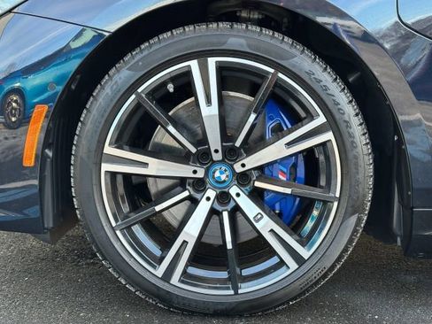 Used 2025 BMW 550e xDrive w/ Premium Package image 24