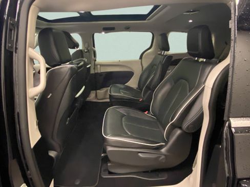 Used 2023 Chrysler Pacifica Limited w/ Uconnect Theater Family Group FWD image 25