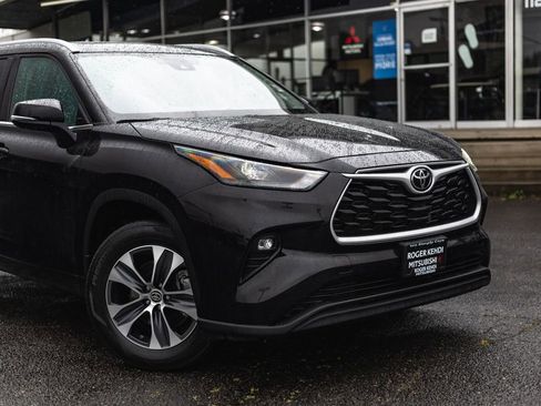 Used 2023 Toyota Highlander XLE AWD/4WD image 3