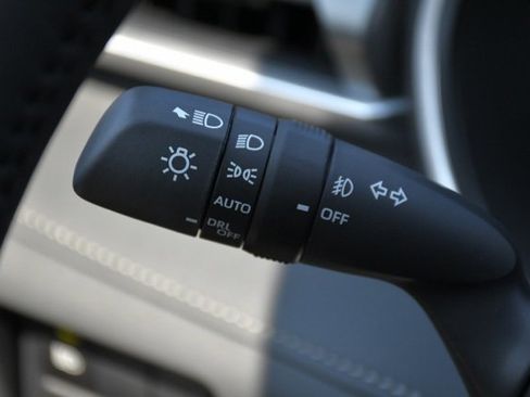 Used 2025 Toyota Highlander XLE image 33