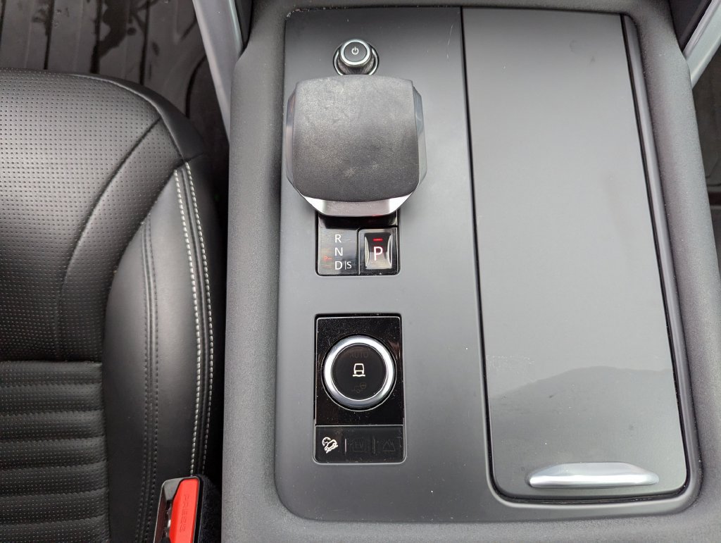 Used 2025 Land Rover Discovery Dynamic SE AWD/4WD image 25