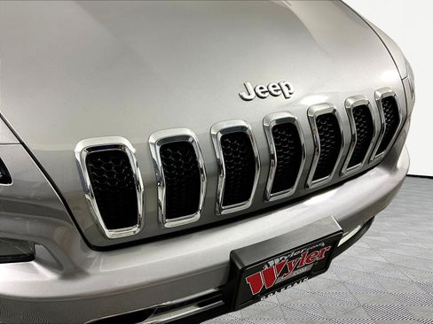 Used 2015 Jeep Cherokee Limited w/ Luxury Group AWD/4WD image 32