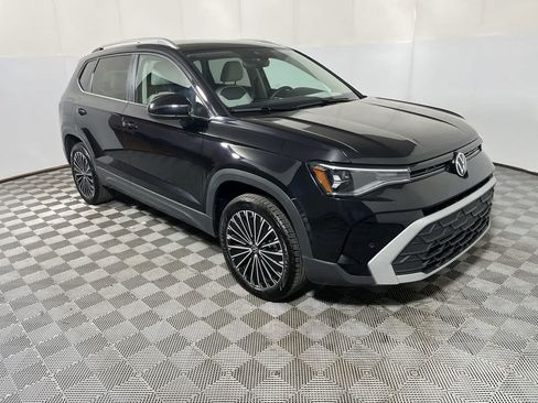 Used 2025 Volkswagen Taos SE FWD image 2