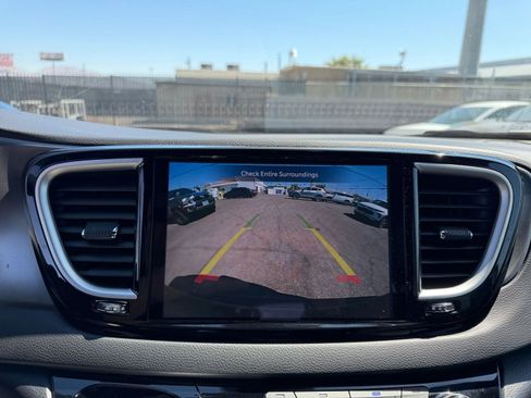 Used 2025 Chrysler Pacifica Select image 23