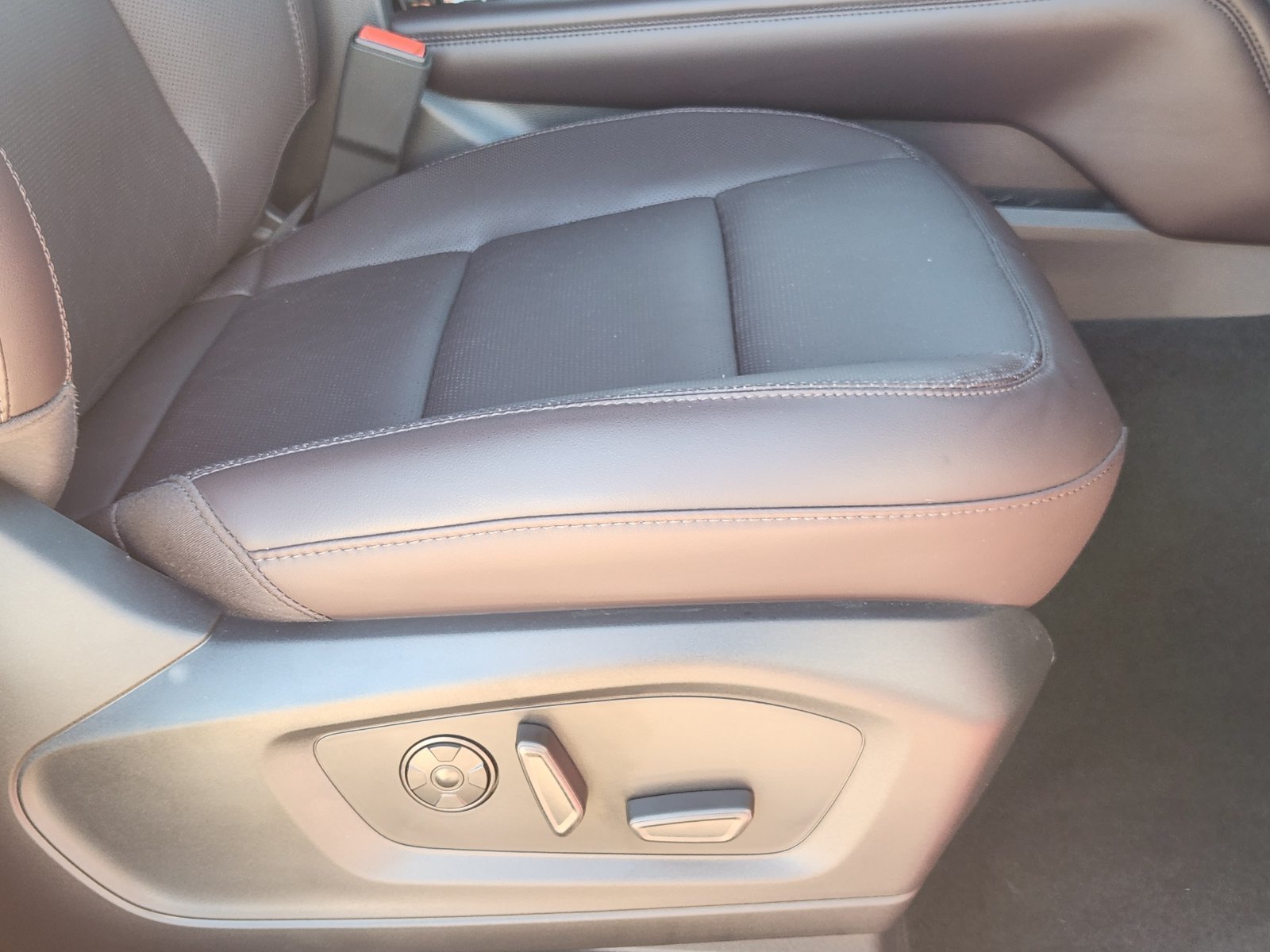 Used 2026 Ford Explorer Platinum RWD image 29