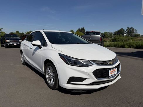 Used 2017 Chevrolet Cruze LT FWD image 2