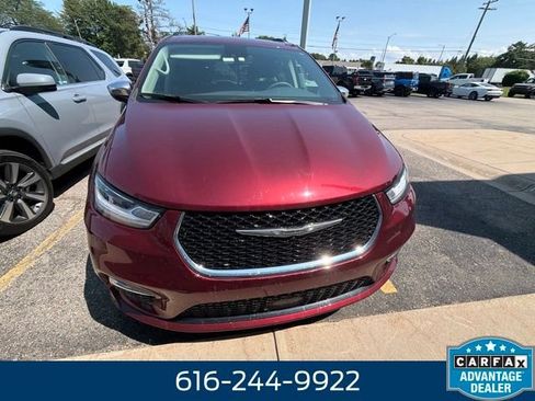 Used 2023 Chrysler Pacifica Limited AWD/4WD image 12