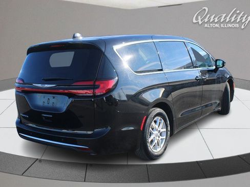Used 2024 Chrysler Pacifica Touring-L image 4