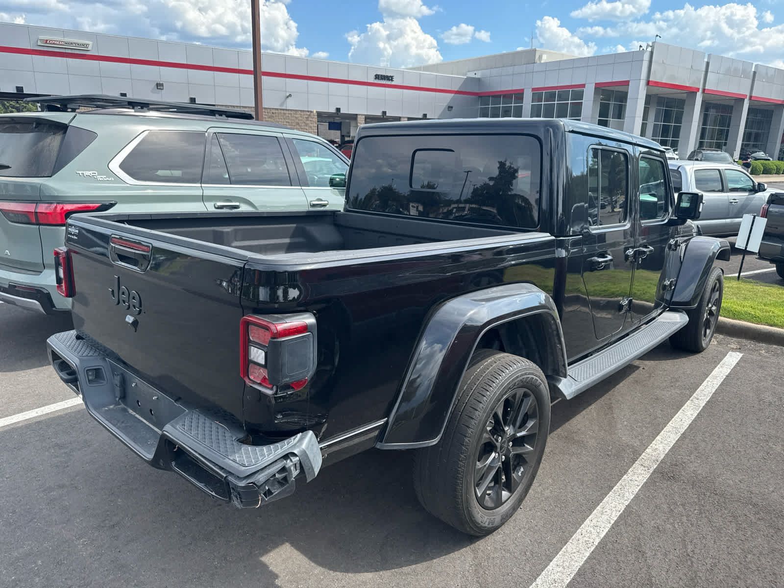 Used 2023 Jeep Gladiator Overland AWD/4WD image 4