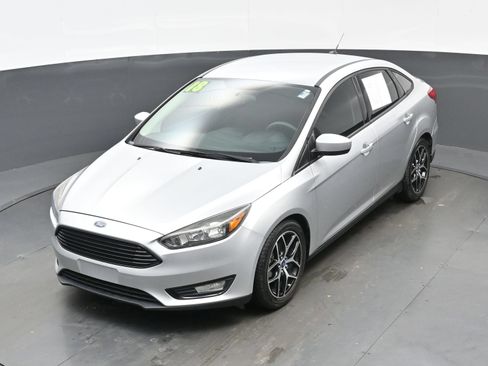 Used 2018 Ford Focus SE w/ SE Appearance Package FWD image 31