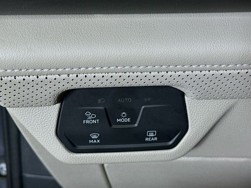 Used 2024 Volkswagen Atlas SE w/ Panoramic Sunroof Package FWD image 17