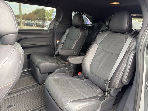 Used 2025 Toyota Sienna Limited image 10