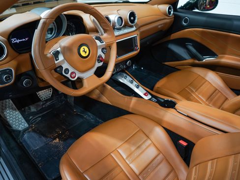 Used 2016 Ferrari California T RWD image 2