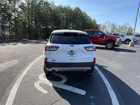 Used 2022 Ford Escape SE image 4