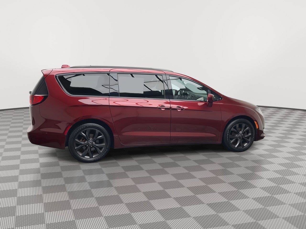 Used 2018 Chrysler Pacifica Touring-L Plus FWD image 40