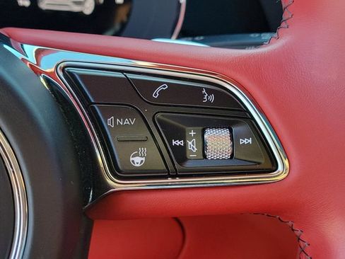 Used 2022 Bentley Bentayga image 34