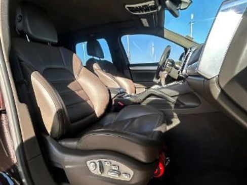 Used 2015 Porsche Cayenne S image 9