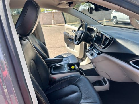 Used 2022 Chrysler Pacifica Touring-L FWD image 19