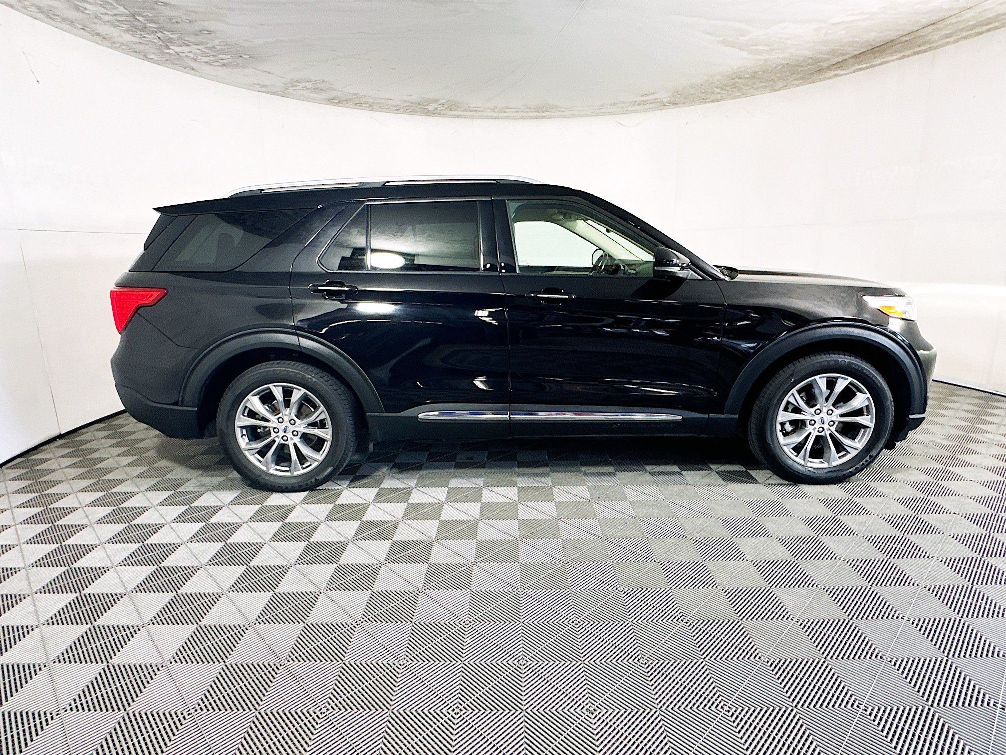Used 2022 Ford Explorer Limited w/ Equipment Group 301A RWD image 2