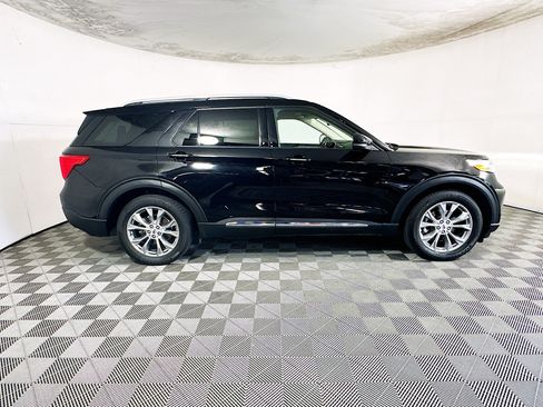 Used 2022 Ford Explorer Limited w/ Equipment Group 301A RWD image 2