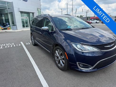Used 2018 Chrysler Pacifica Limited w/ Tire & Wheel Group FWD image 1