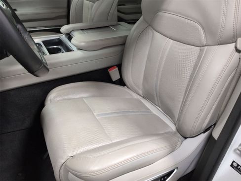 Used 2023 Jeep Grand Wagoneer 4WD image 16