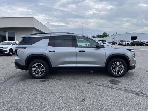 Certified 2024 Chevrolet Traverse LT FWD image 2