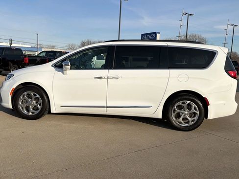 Used 2022 Chrysler Pacifica Limited image 9