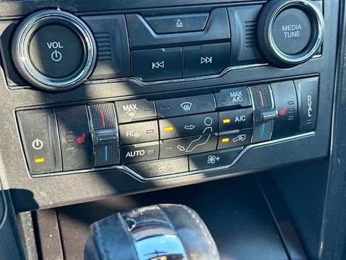 Used 2018 Ford Explorer XLT w/ Equipment Group 202A image 19