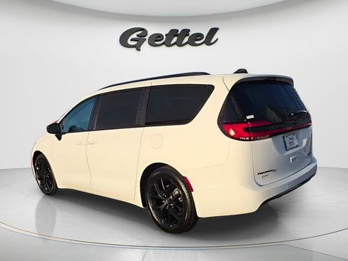 Used 2025 Chrysler Pacifica Limited FWD image 3