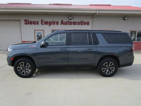 Used 2021 Chevrolet Suburban Z71 w/ Z71 Off-Road Package AWD/4WD image 2