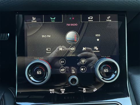 Used 2019 Land Rover Range Rover Velar R-Dynamic SE image 22